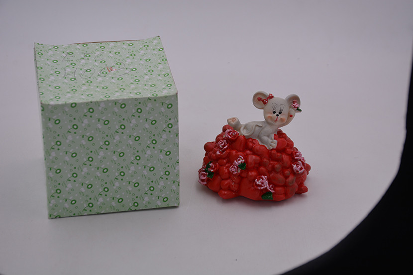 ENFEITE RESINA COFRE RATO FLORES 